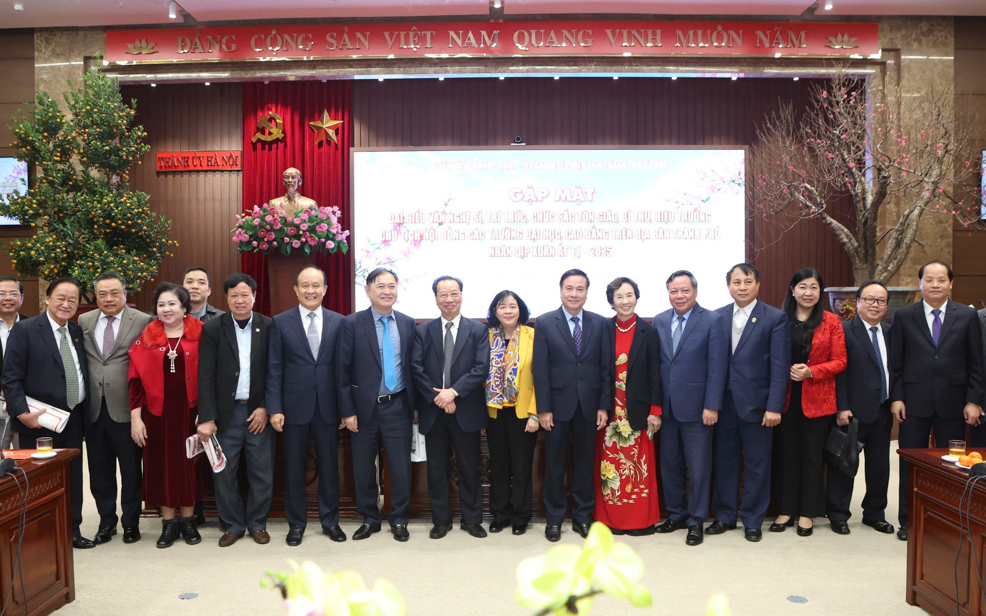 Bí thư Thành ủy Bùi Thị Minh Hoài và các đồng chí lãnh đạo Thành phố chụp ảnh lưu niệm với các đại biểu
