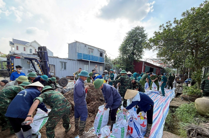 Cán bộ chiến sỹ Bộ Tư lệnh Thủ đô Hà Nội tăng cường giúp đỡ người dân vùng lũ- Ảnh 1.