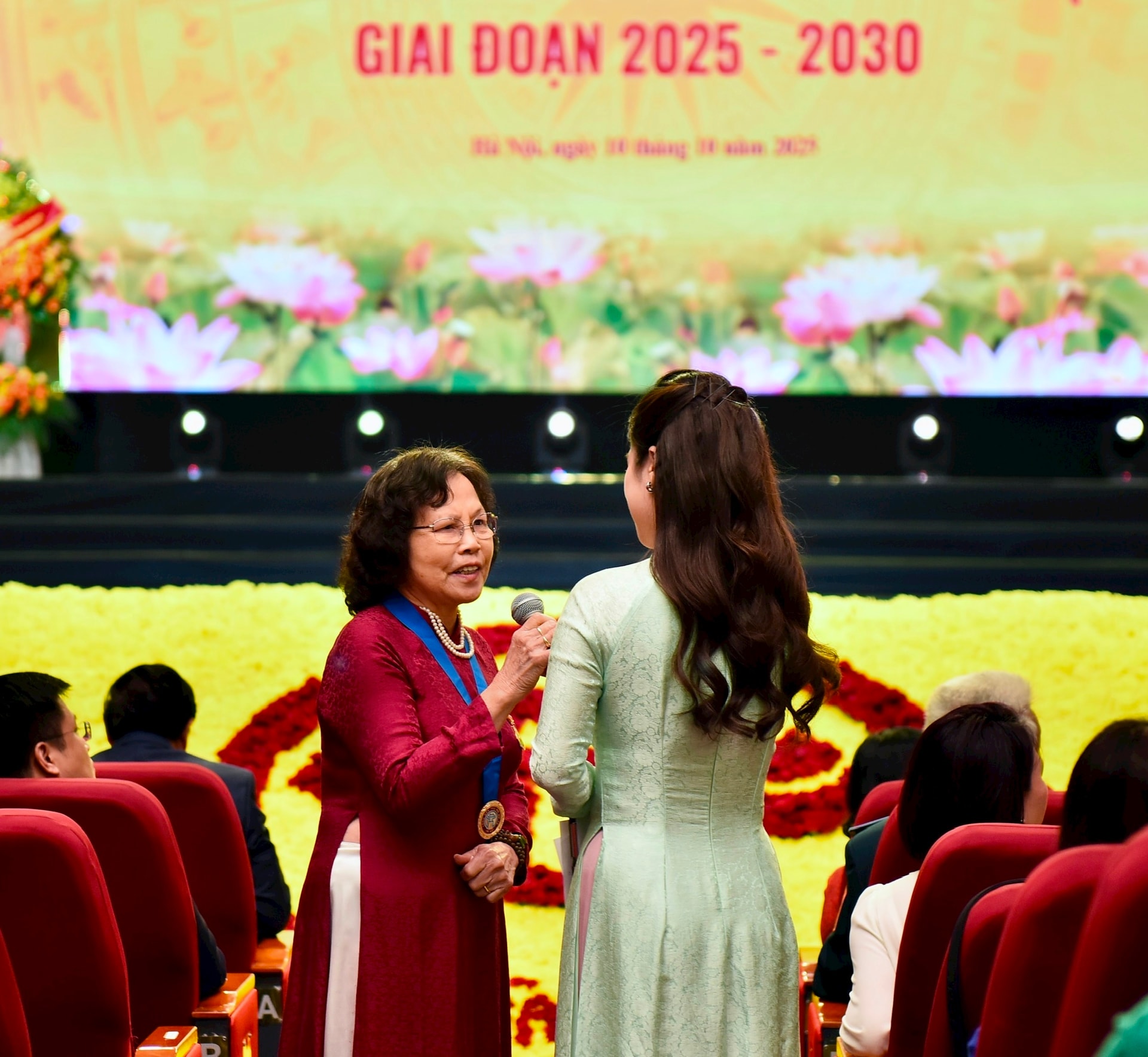 Đại hội Thi đua yêu nước thành phố Hà Nội: Tôn vinh những tấm gương tiêu biểu- Ảnh 6.