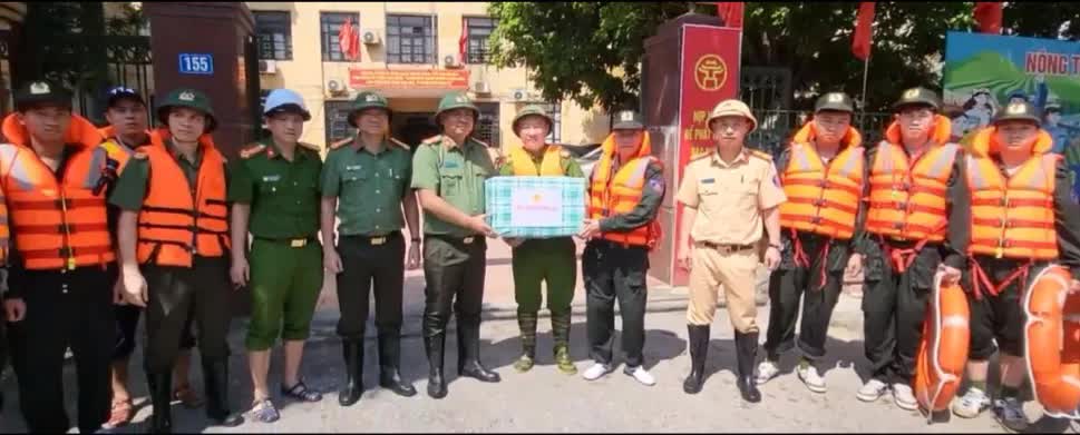 Phó Giám đốc Công an thành phố Hà Nội kiểm tra, động viên các chiến sỹ hỗ trợ Nhân dân vùng lũ- Ảnh 2.