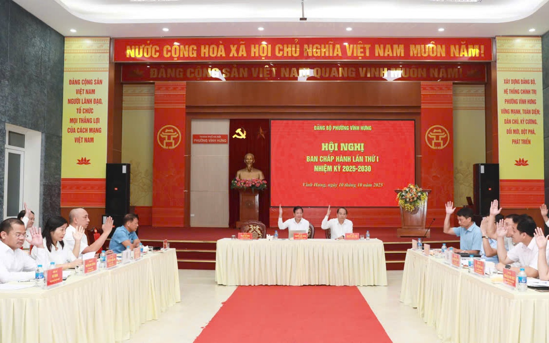 Các đại biểu biểu quyết thông qua dự thảo Nghị quyết hội nghị