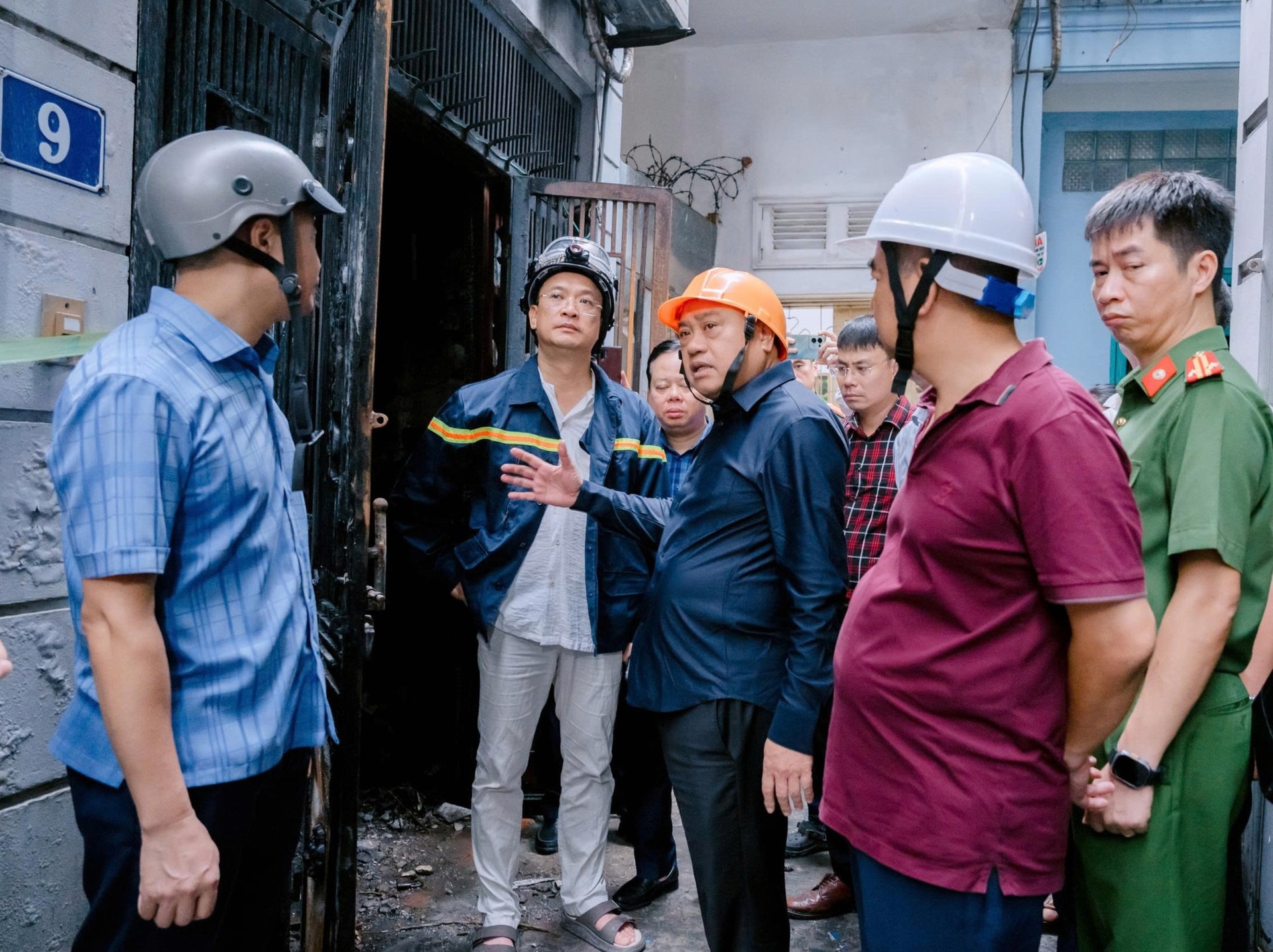 Hanoi Chairman directs urgent actions, addressing the aftermath of fire that claimed five lives on Kim Hoa Street- Ảnh 1.