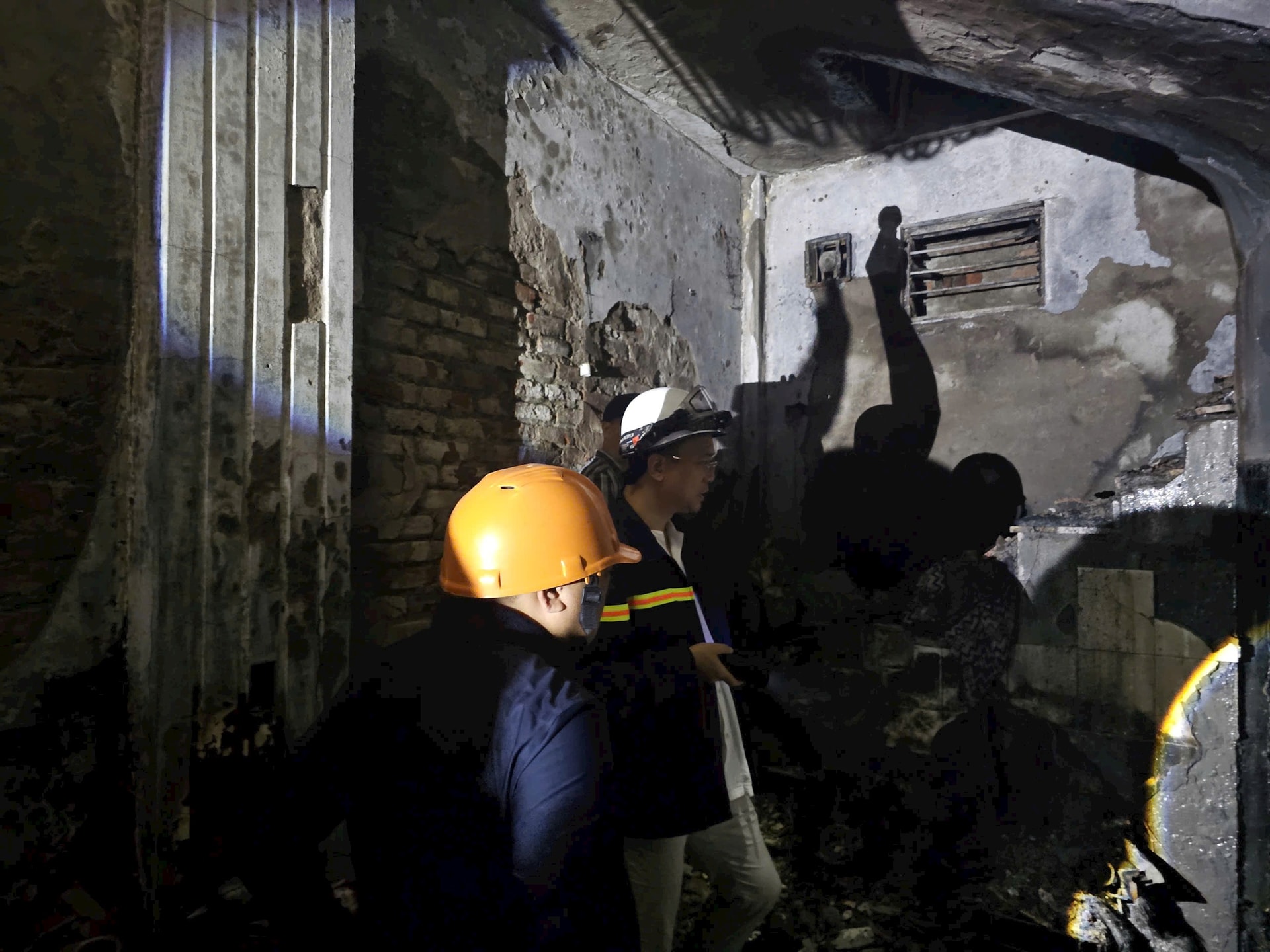 Hanoi Chairman directs urgent actions, addressing the aftermath of fire that claimed five lives on Kim Hoa Street- Ảnh 2.