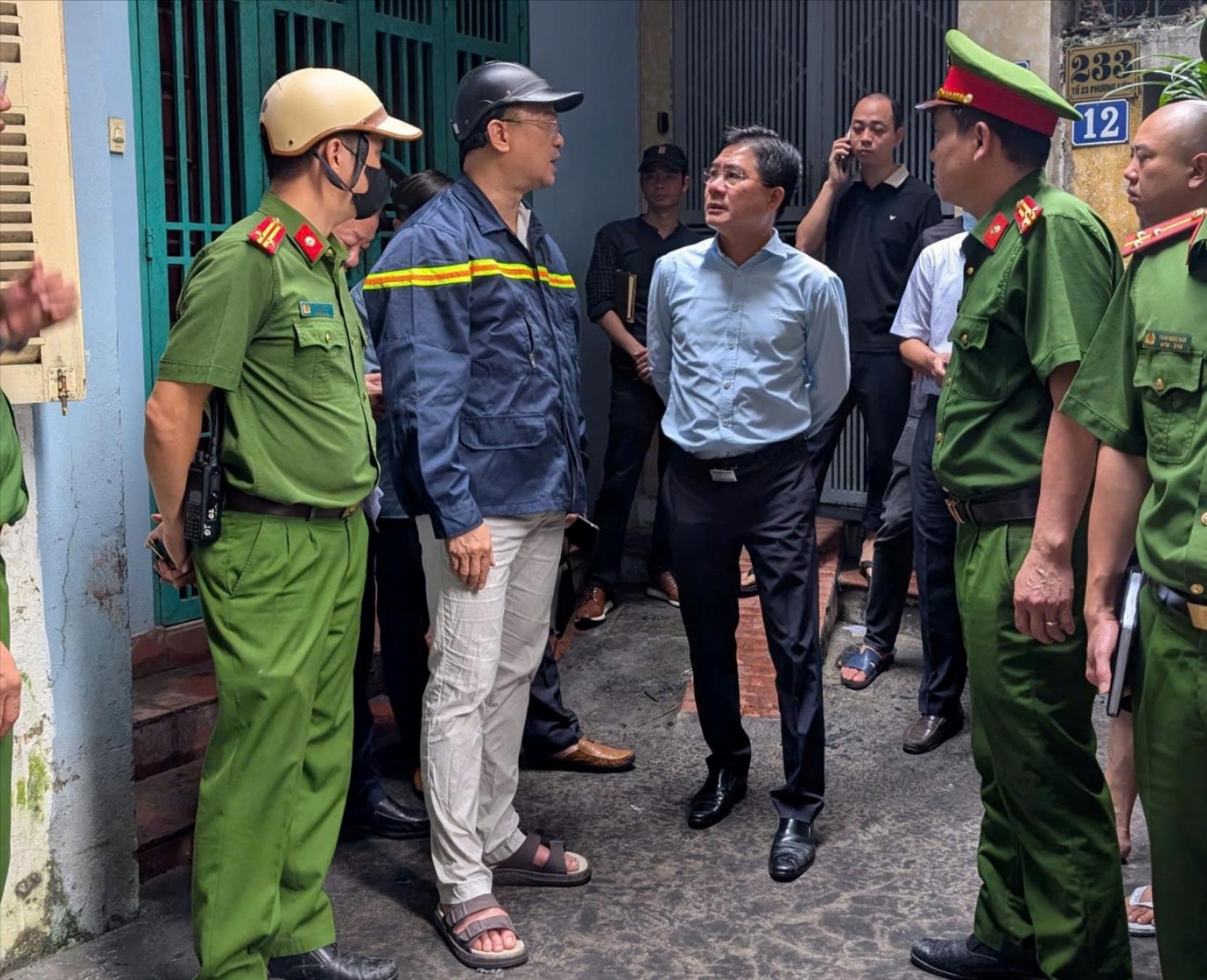 Hanoi Chairman directs urgent actions, addressing the aftermath of fire that claimed five lives on Kim Hoa Street- Ảnh 3.