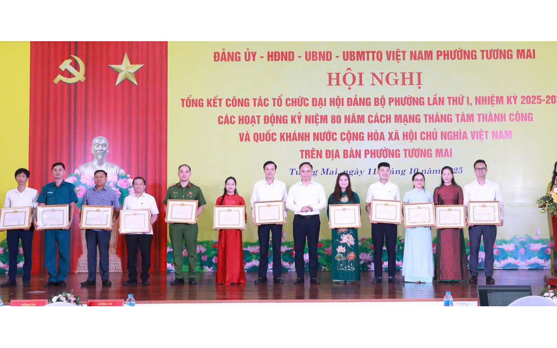 Bí thư Đảng ủy, Chủ tịch HĐND phường Tương Mai Võ Xuân Trọng trao khen thưởng các tập thể có thành tích trong công tác tổ chức Đại hội Đảng bộ phường lần thứ I