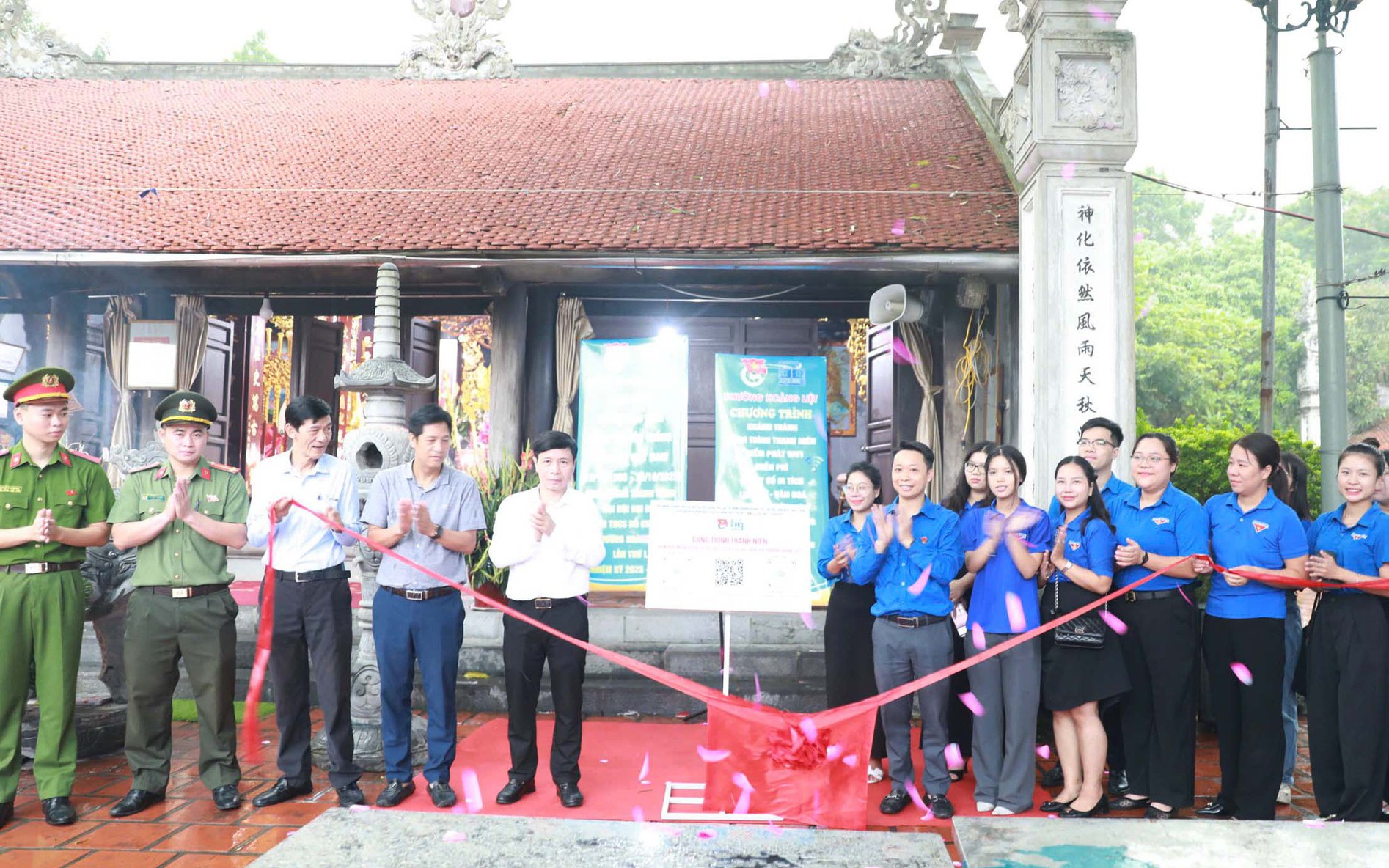 Các đại biểu khánh thành công trình thanh niên "Điểm Wifi miễn phí và Sổ tay số di tích lịch sử - văn hóa phường Hoàng Liệt"