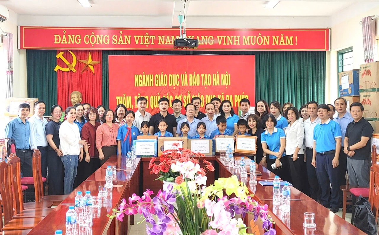 Ngành Giáo dục Hà Nội trao hàng chục tấn hàng hỗ trợ các trường học bị ảnh hưởng sau bão số 11- Ảnh 2.
