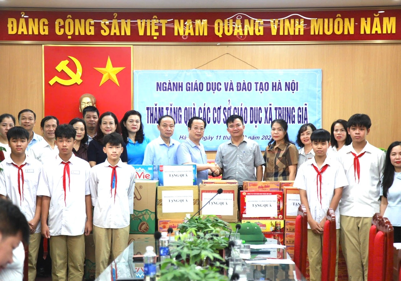 Ngành Giáo dục Hà Nội trao hàng chục tấn hàng hỗ trợ các trường học bị ảnh hưởng sau bão số 11- Ảnh 1.