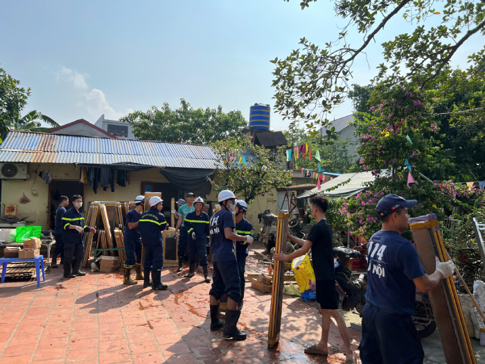 Cán bộ chiến sỹ Công an Thành phố hỗ trợ người dân khắc phục hậu quả, sớm ổn định cuộc sống- Ảnh 2.