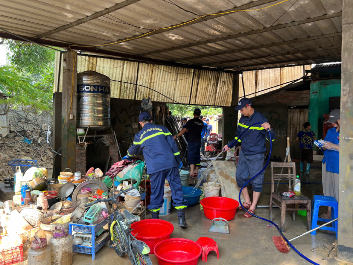 Cán bộ chiến sỹ Công an Thành phố hỗ trợ người dân khắc phục hậu quả, sớm ổn định cuộc sống- Ảnh 1.