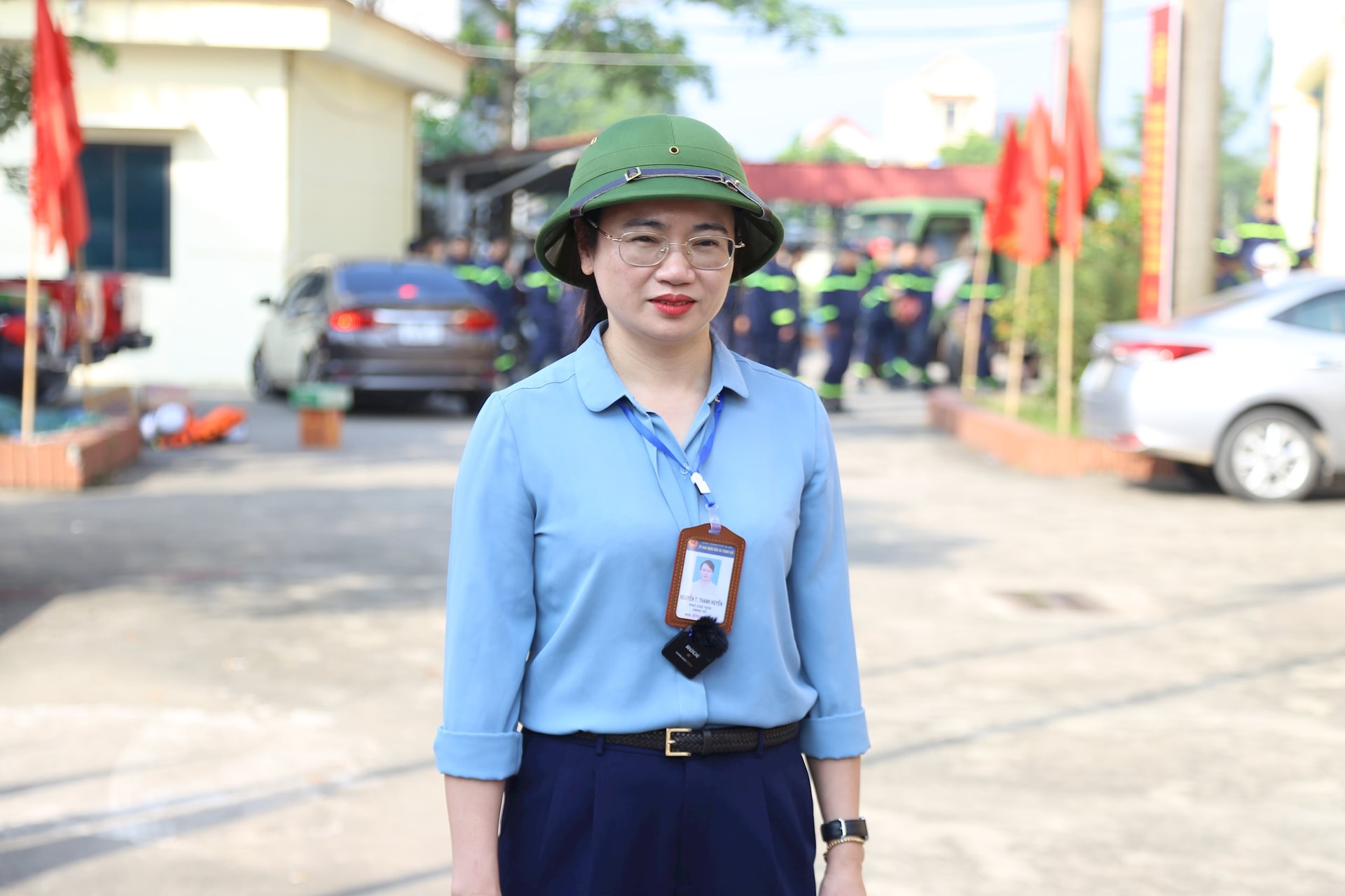 Hình ảnh hàng trăm chiến sĩ Công an Hà Nội lội bùn giúp dân sau trận lũ lịch sử- Ảnh 1.