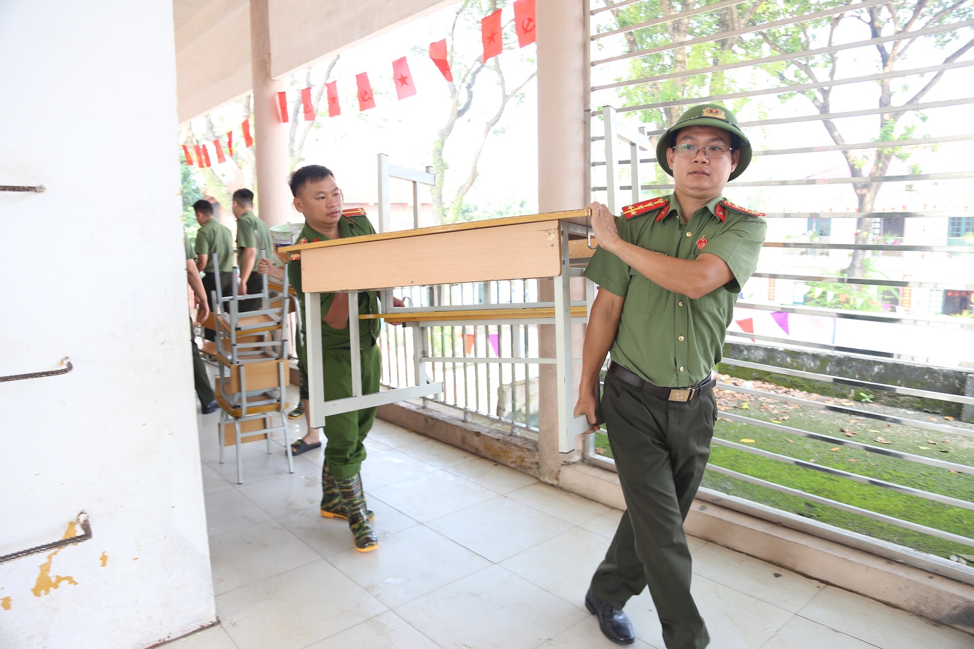 Hình ảnh hàng trăm chiến sĩ Công an Hà Nội lội bùn giúp dân sau trận lũ lịch sử- Ảnh 2.