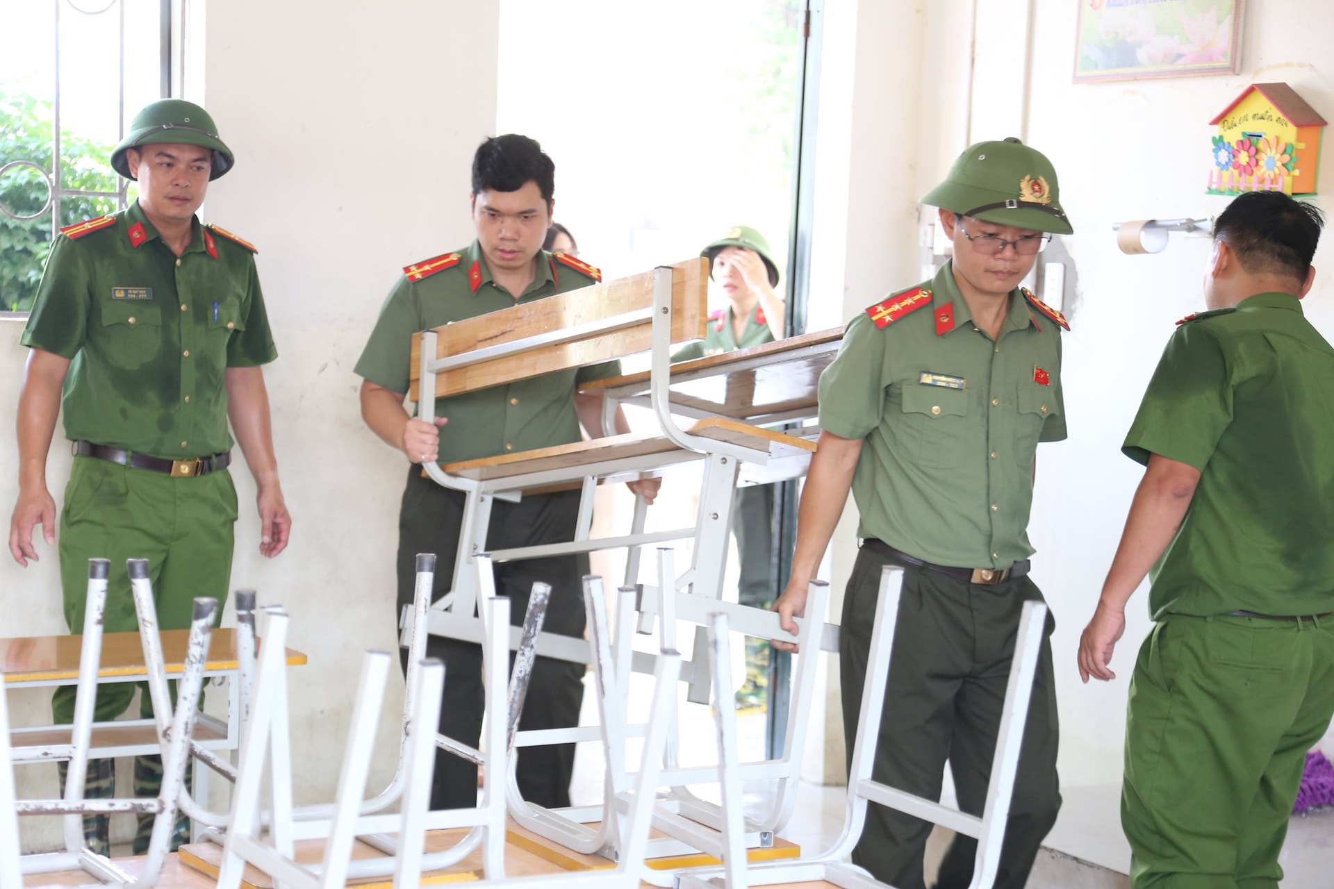 Hình ảnh hàng trăm chiến sĩ Công an Hà Nội lội bùn giúp dân sau trận lũ lịch sử- Ảnh 3.