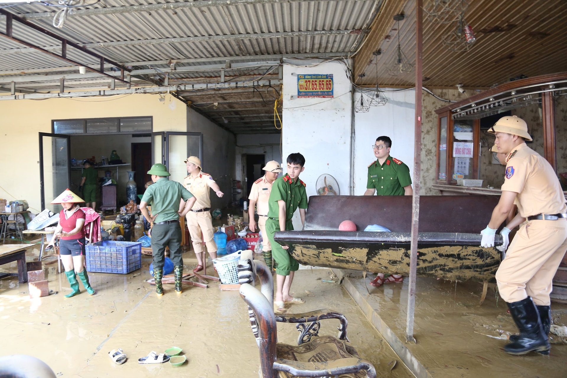 Hình ảnh hàng trăm chiến sĩ Công an Hà Nội lội bùn giúp dân sau trận lũ lịch sử- Ảnh 13.