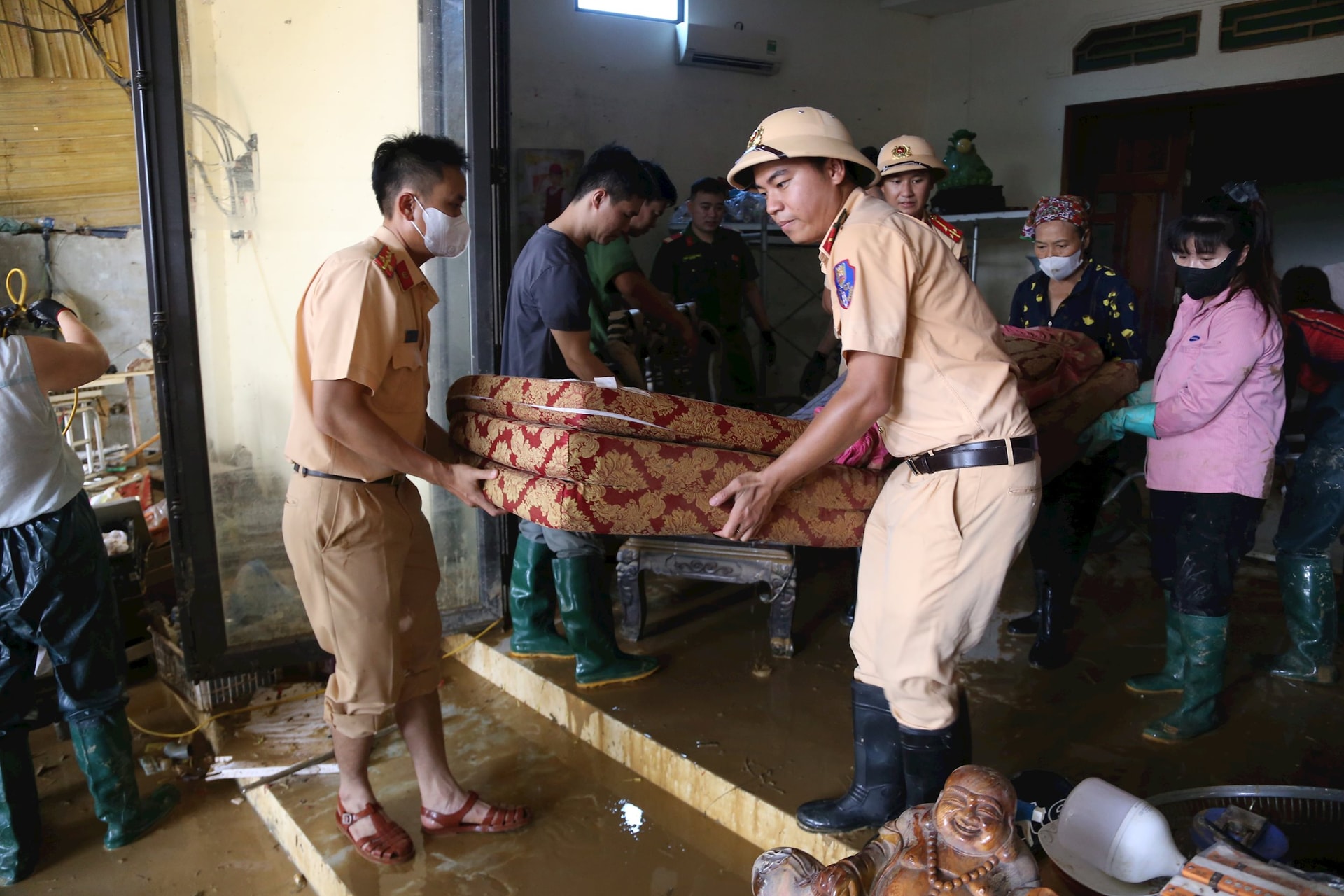 Hình ảnh hàng trăm chiến sĩ Công an Hà Nội lội bùn giúp dân sau trận lũ lịch sử- Ảnh 14.