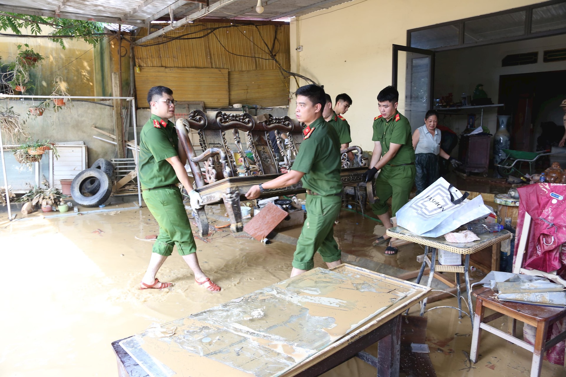 Hình ảnh hàng trăm chiến sĩ Công an Hà Nội lội bùn giúp dân sau trận lũ lịch sử- Ảnh 15.