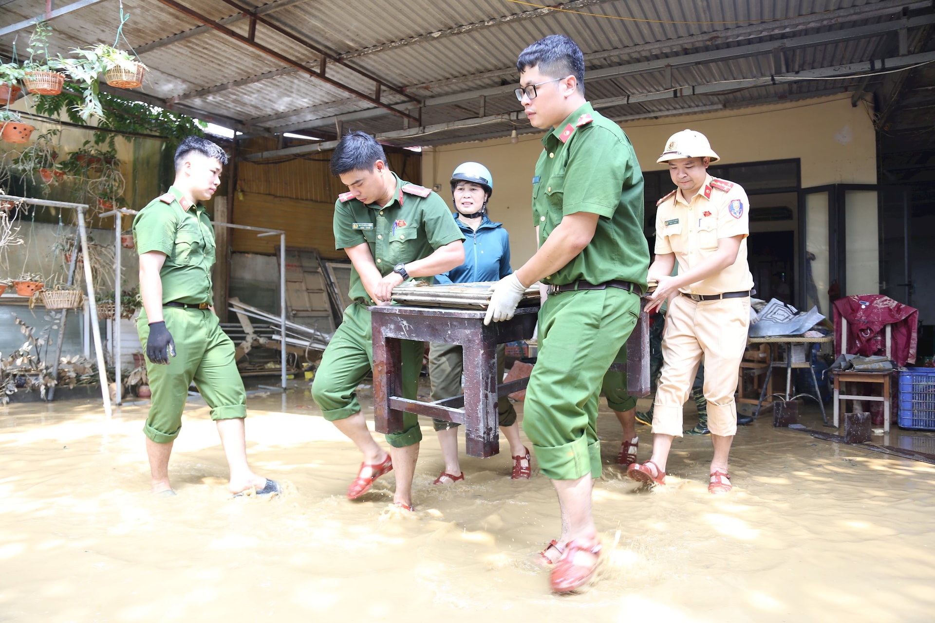 Hình ảnh hàng trăm chiến sĩ Công an Hà Nội lội bùn giúp dân sau trận lũ lịch sử- Ảnh 17.