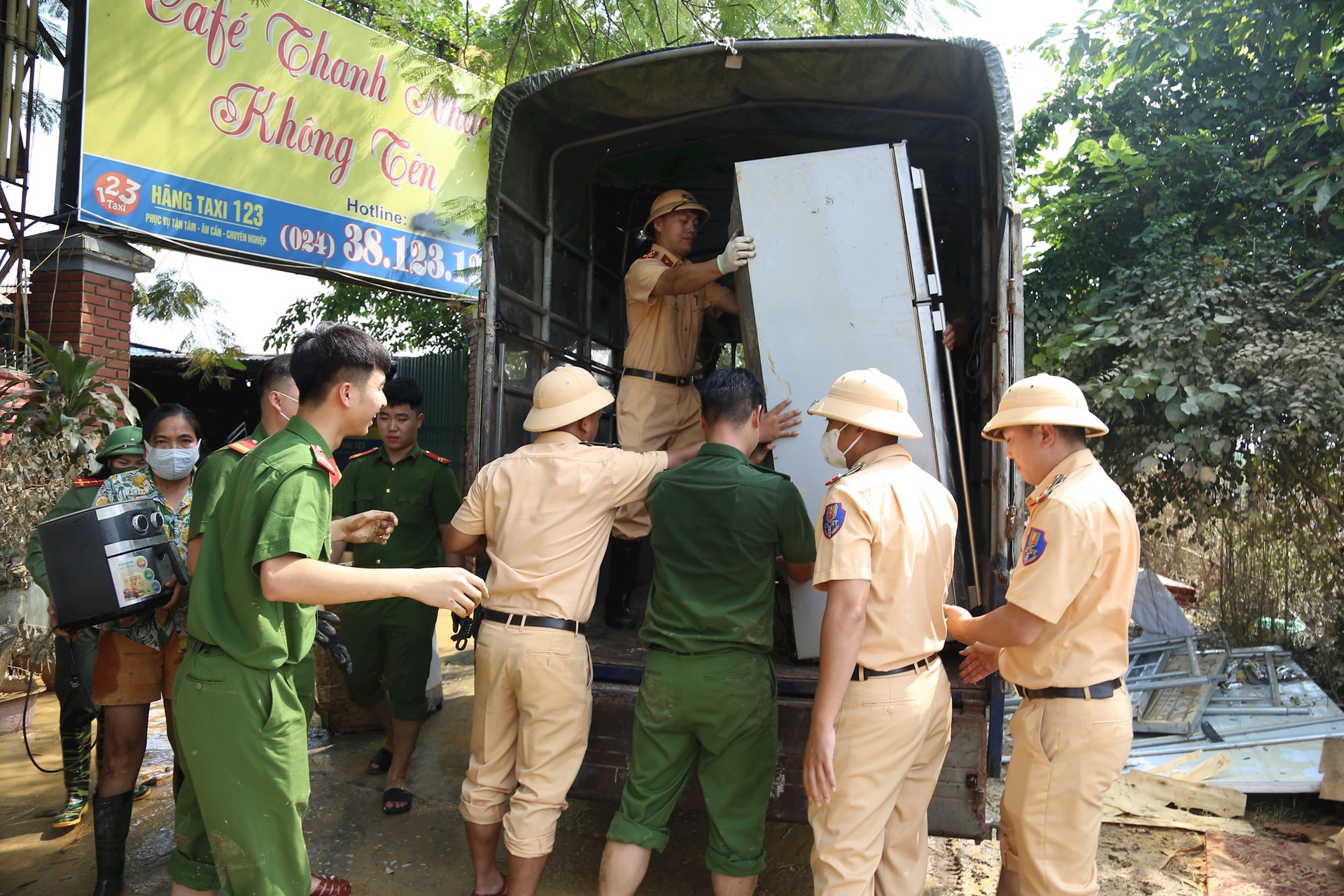 Hình ảnh hàng trăm chiến sĩ Công an Hà Nội lội bùn giúp dân sau trận lũ lịch sử- Ảnh 18.
