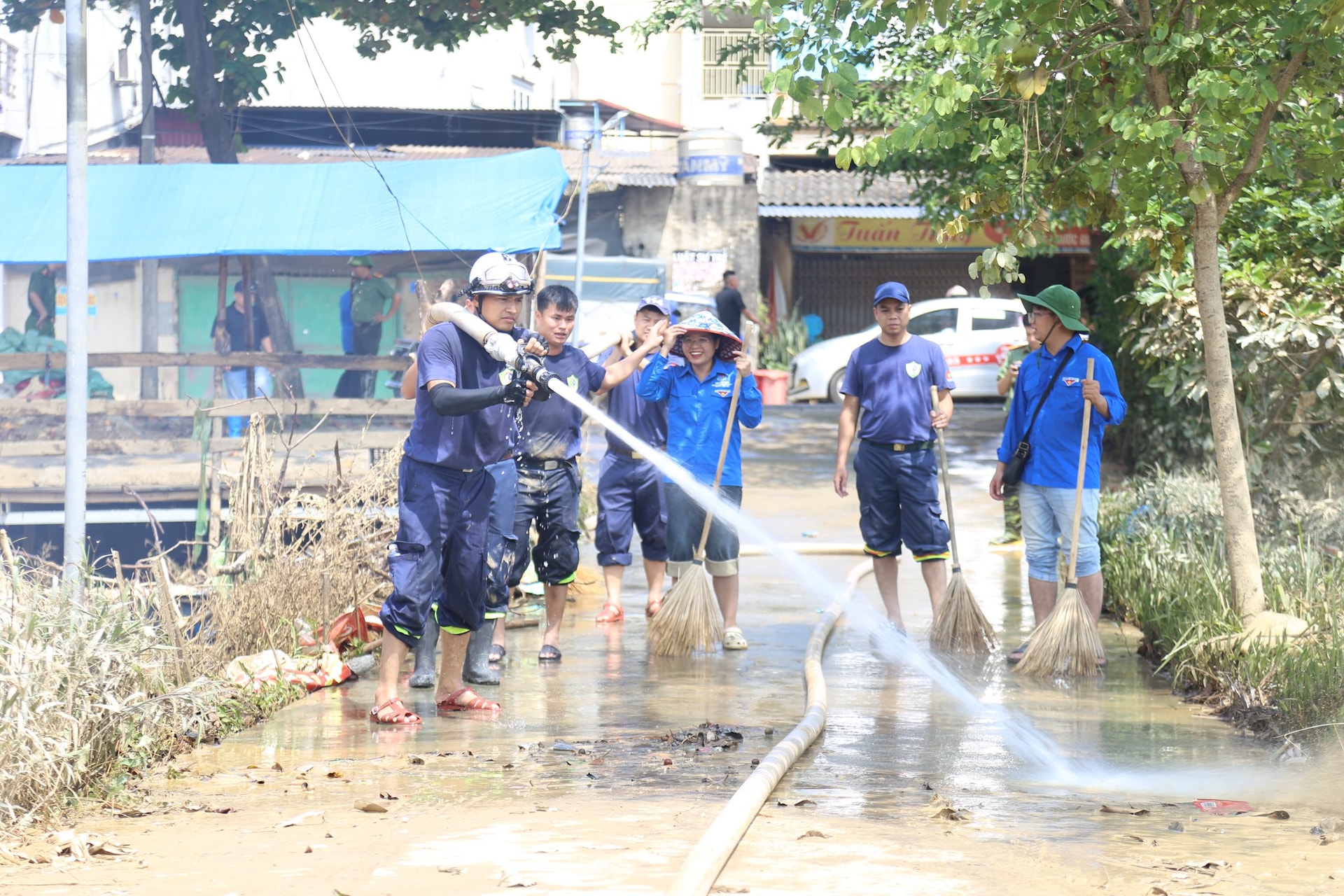 Hình ảnh hàng trăm chiến sĩ Công an Hà Nội lội bùn giúp dân sau trận lũ lịch sử- Ảnh 19.