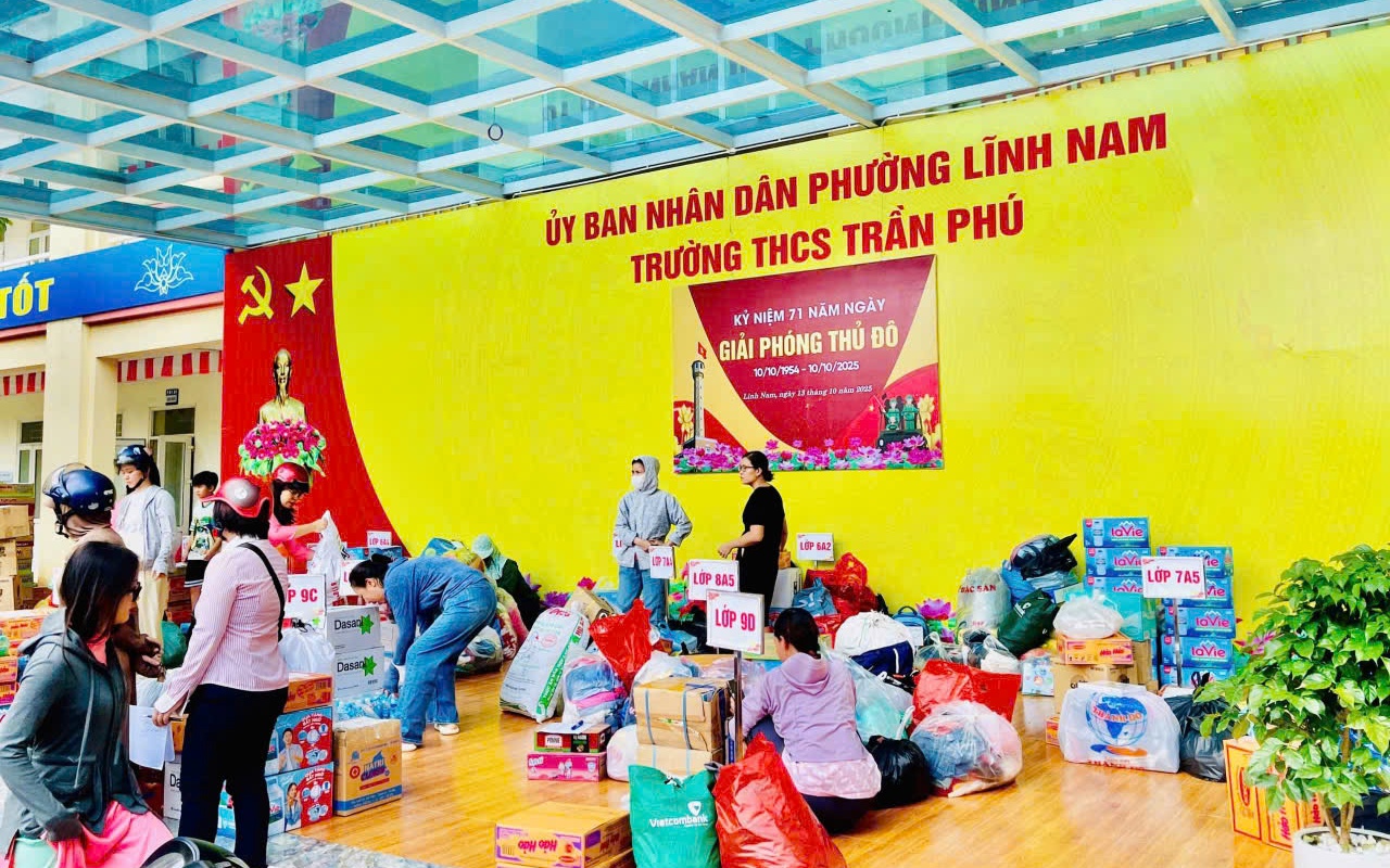 Các thầy cô Trường THCS Trần Phú đóng gói hàng hóa ủng hộ các cơ sở giáo dục tại tỉnh Bắc Ninh