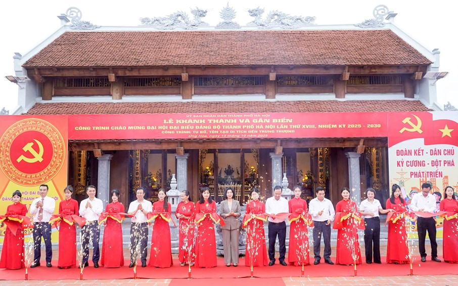 Các đại biểu thực hiện nghi thức khánh thành công trình.
