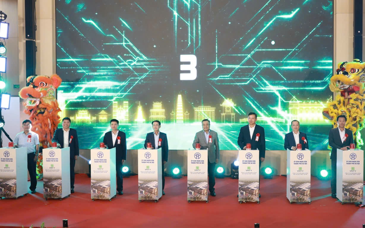 Các đại biểu thực hiện nghi thức khánh thành Nhà máy điện rác Sóc Sơn