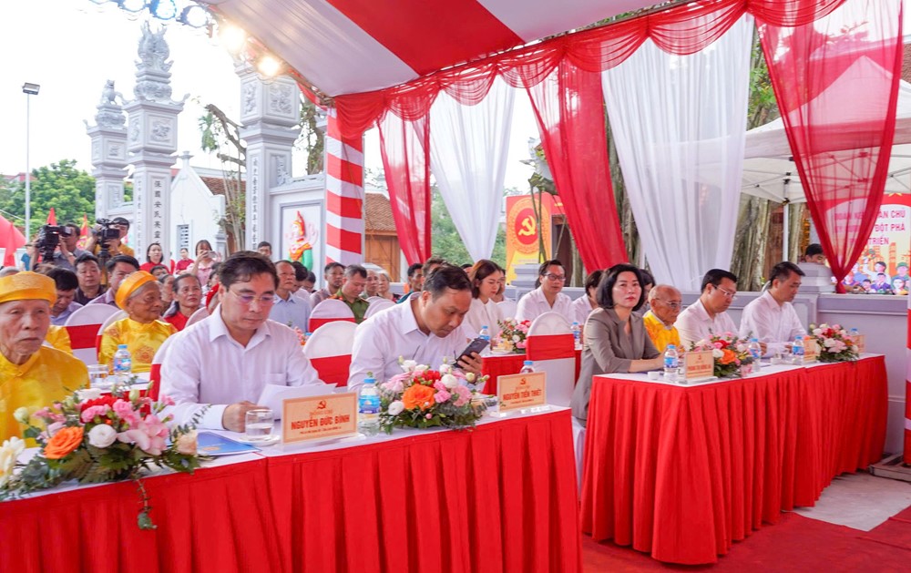 Ứng Hòa: Khánh thành và gắn biển công trình Tu bổ, tôn tạo di tích Đền Trung Thượng- Ảnh 1.