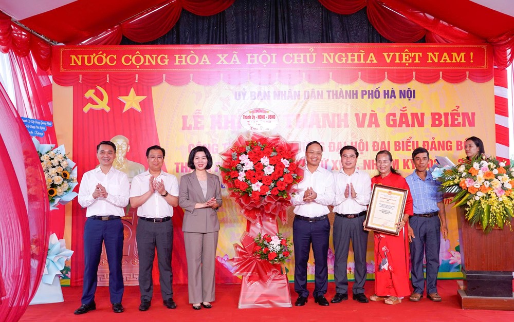 Ứng Hòa: Khánh thành và gắn biển công trình Tu bổ, tôn tạo di tích Đền Trung Thượng- Ảnh 2.