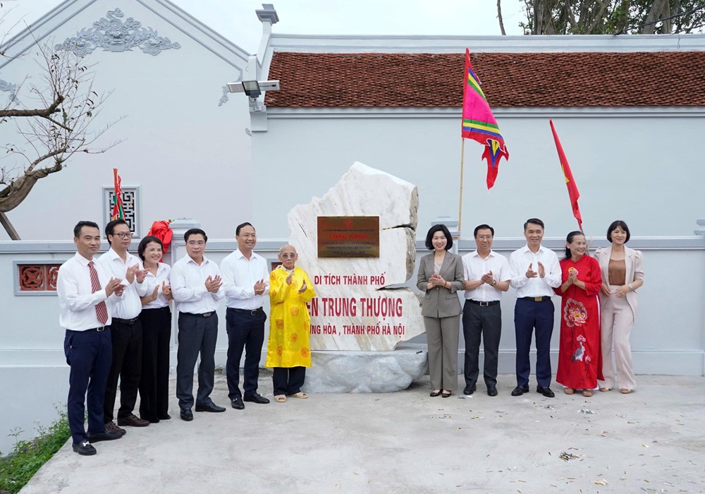 Ứng Hòa: Khánh thành và gắn biển công trình Tu bổ, tôn tạo di tích Đền Trung Thượng- Ảnh 3.