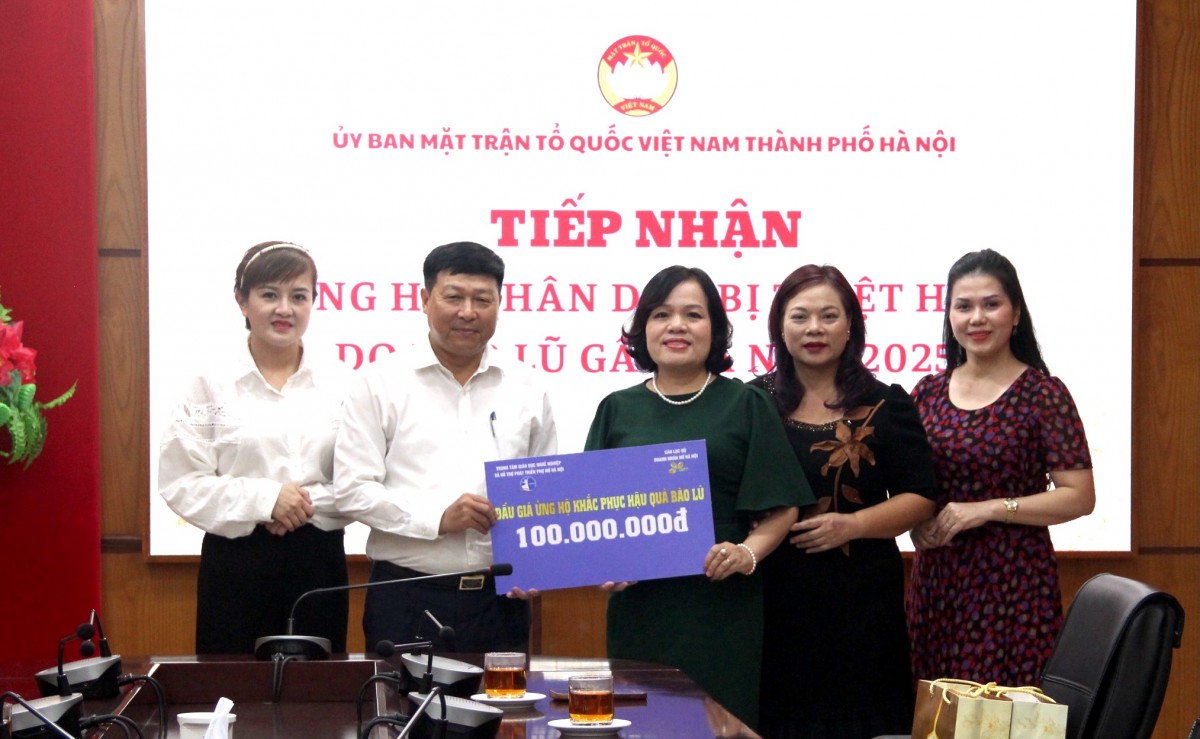 Hanoi Vietnam Fatherland Front receives donations for residents affected by typhoons- Ảnh 2.