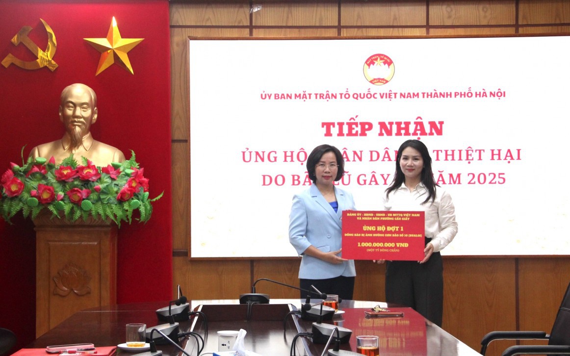 Ủy viên Ban Thường vụ Thành ủy, Phó Chủ tịch Thường trực Ủy ban MTTQ Việt Nam Thành phố Bùi Huyền Mai tiếp nhận ủng hộ số tiền 1 tỷ đồng từ Đảng ủy - HĐND - UBND - Ủy ban MTTQ Việt Nam và Nhân dân phường Cầu Giấy.