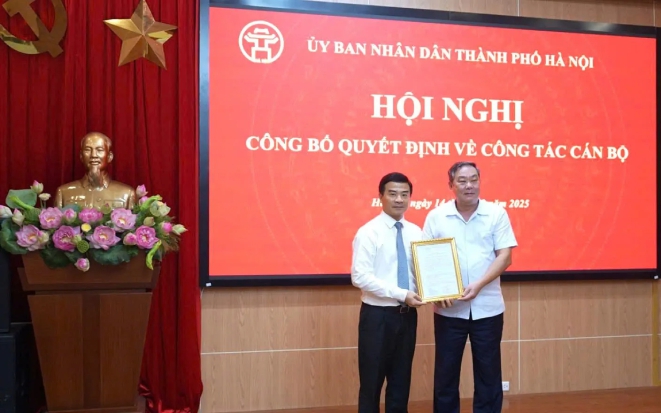 Phó Chủ tịch Thường trực UBND Thành phố Lê Hồng Sơn trao Quyết định cho đồng chí Nguyễn Xuân Lưỡng