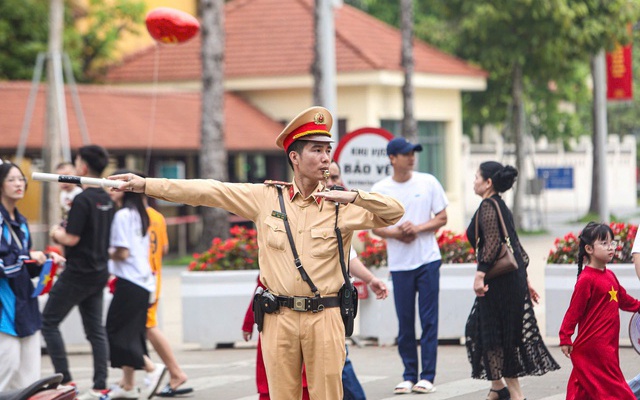 Lực lượng Cảnh sát giao thông Hà Nội phân luồng giao thông