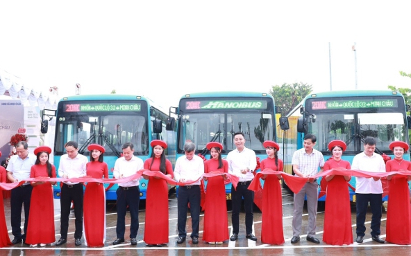 Các đại biểu cắt băng khai trương tuyến xe Buýt 20ATC 