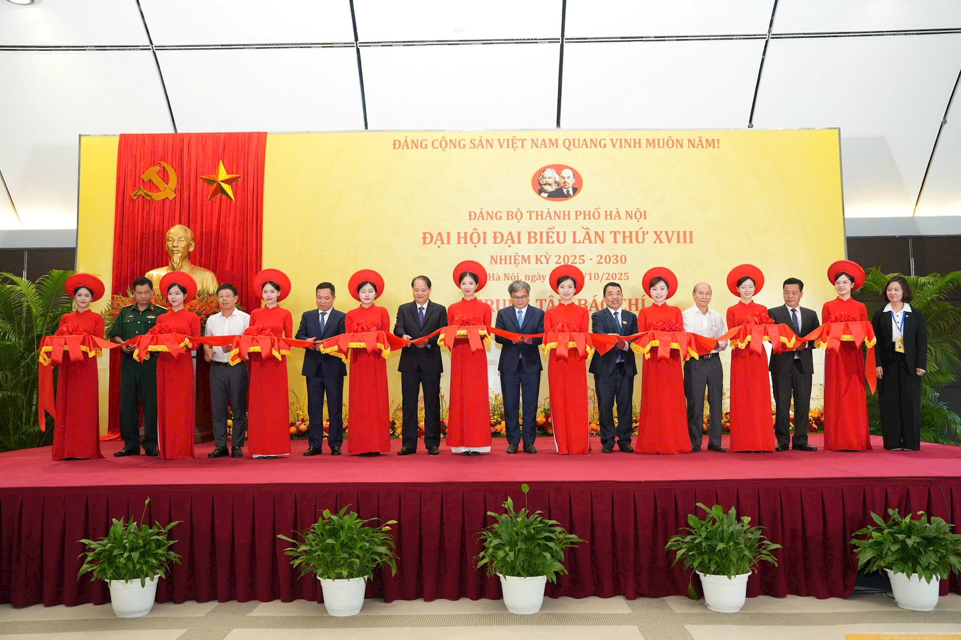 Hanoi launches press center for capital's 18th Party Congress- Ảnh 2.