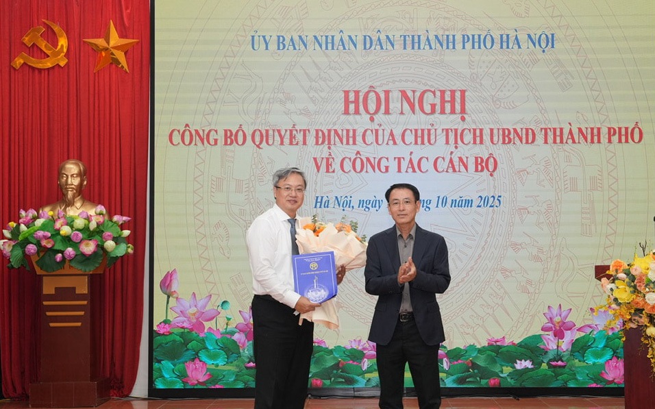 Phó Chủ tịch UBND Thành phố Nguyễn Trọng Đông trao quyết định và tặng hoa chúc mừng đồng chí Đỗ Việt Hưng