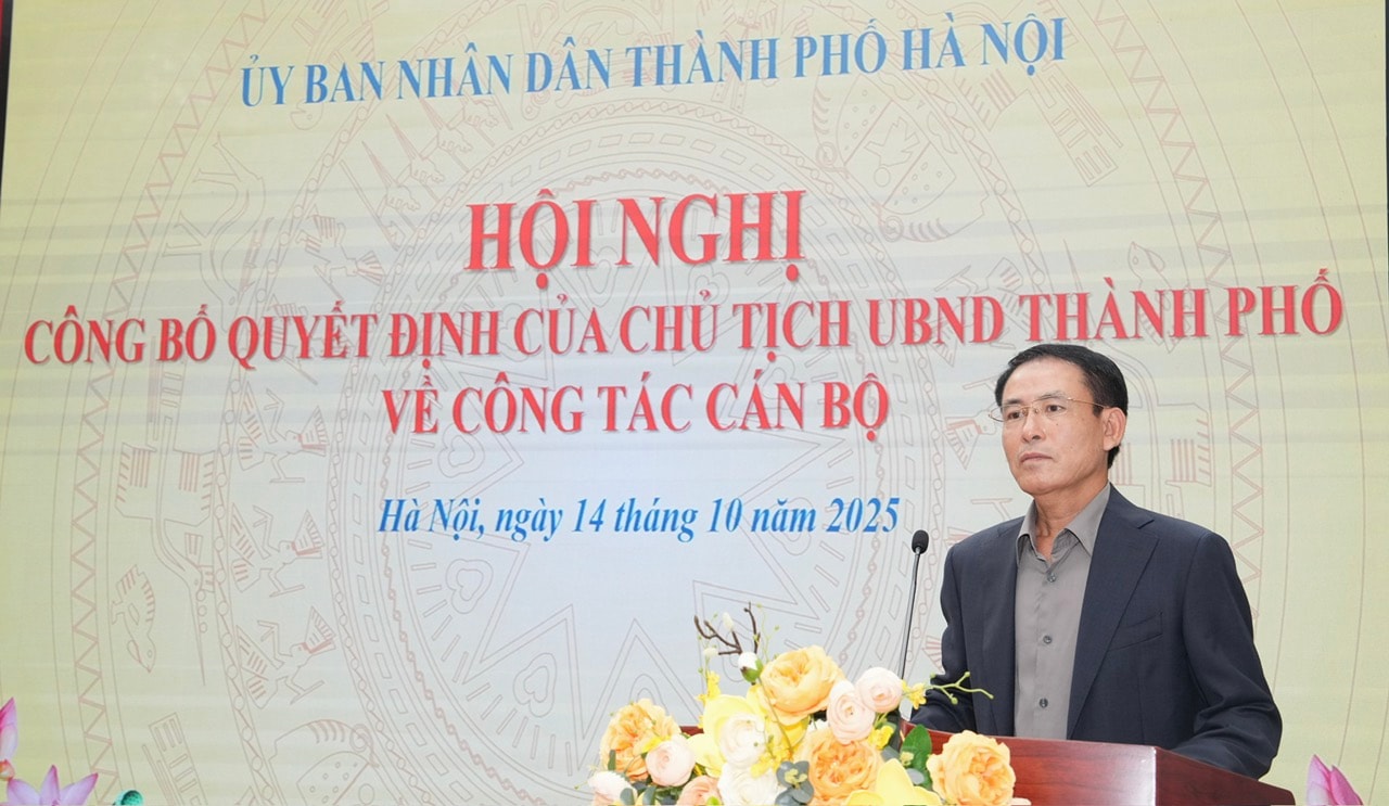 Phó Chủ tịch UBND Thành phố Nguyễn Trọng Đông trao Quyết định Chủ tịch UBND phường Nghĩa Đô- Ảnh 1.