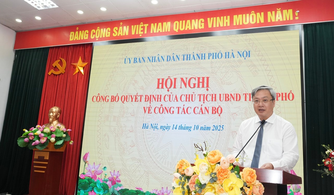 Phó Chủ tịch UBND Thành phố Nguyễn Trọng Đông trao Quyết định Chủ tịch UBND phường Nghĩa Đô- Ảnh 3.