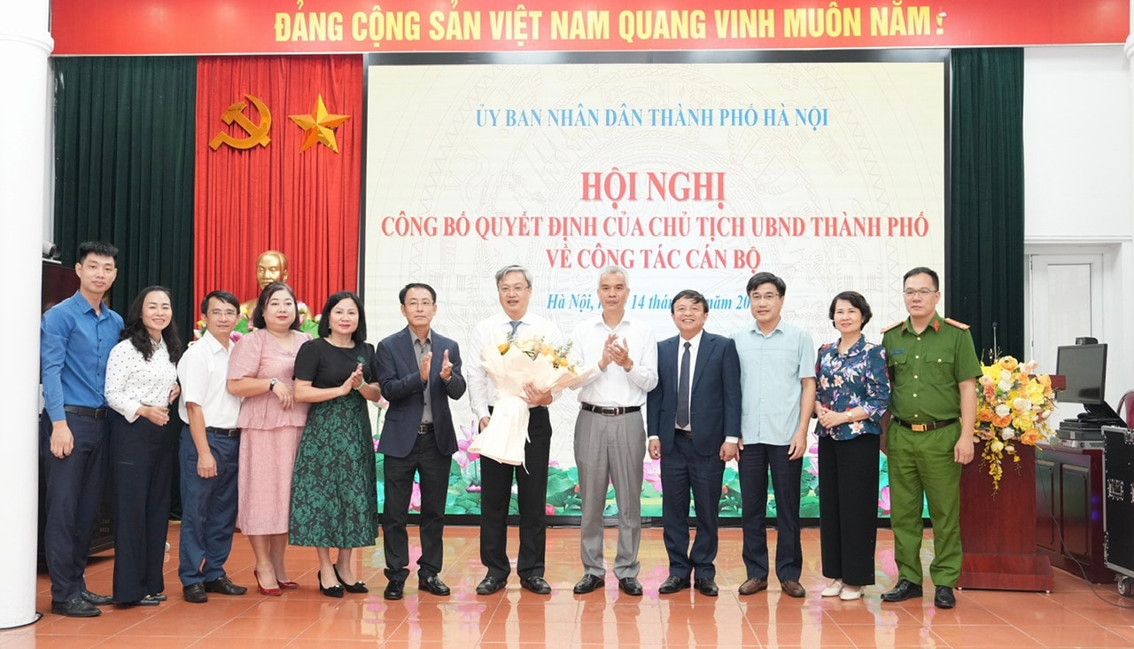 Phó Chủ tịch UBND Thành phố Nguyễn Trọng Đông trao Quyết định Chủ tịch UBND phường Nghĩa Đô- Ảnh 2.