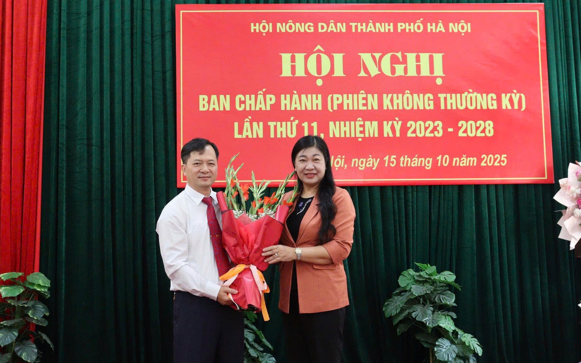 Đồng chí Nguyễn Lan Hương, Ủy viên Ban Thường vụ Thành ủy, Chủ tịch Ủy Ban MTTQ Việt Nam thành phố Hà Nội chúc mừng đồng chí Trương Văn Nhung được nhận nhiệm vụ mới.
