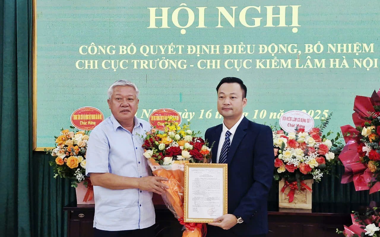 Phó Giám đốc Sở Nông nghiệp và Môi trường Hà Nội Nguyễn Mạnh Phương trao Quyết định cho tân Chi cục trưởng Chi cục Kiểm lâm Lê Xuân Thắng.