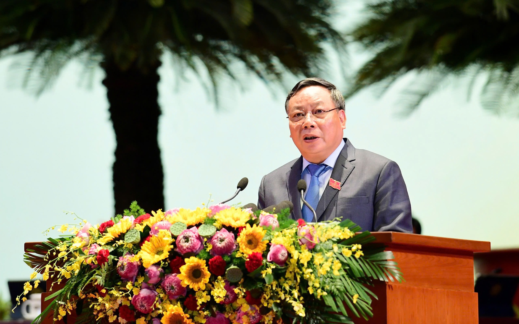 Phó Bí thư Thường trực Thành ủy Hà Nội Nguyễn Văn Phong trình bày báo cáo