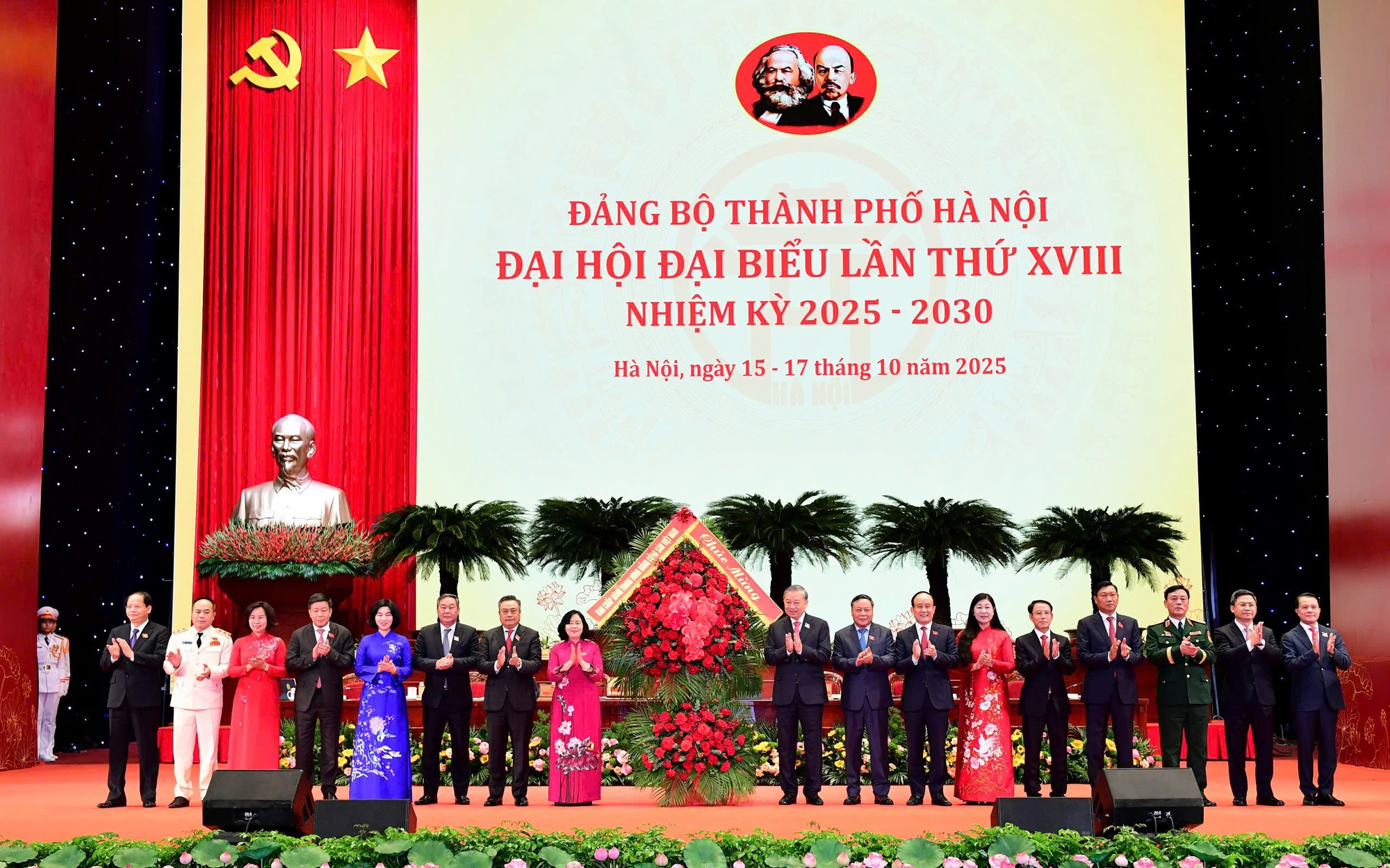 Tổng Bí thư Tô Lâm tặng hoa chúc mừng Đại hội