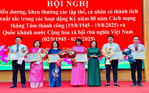 Phó Bí thư Thường trực Đảng ủy phường Ô Chợ Dừa Lê Ngọc Hân trao Bằng khen của Thành phố cho các tập thể.