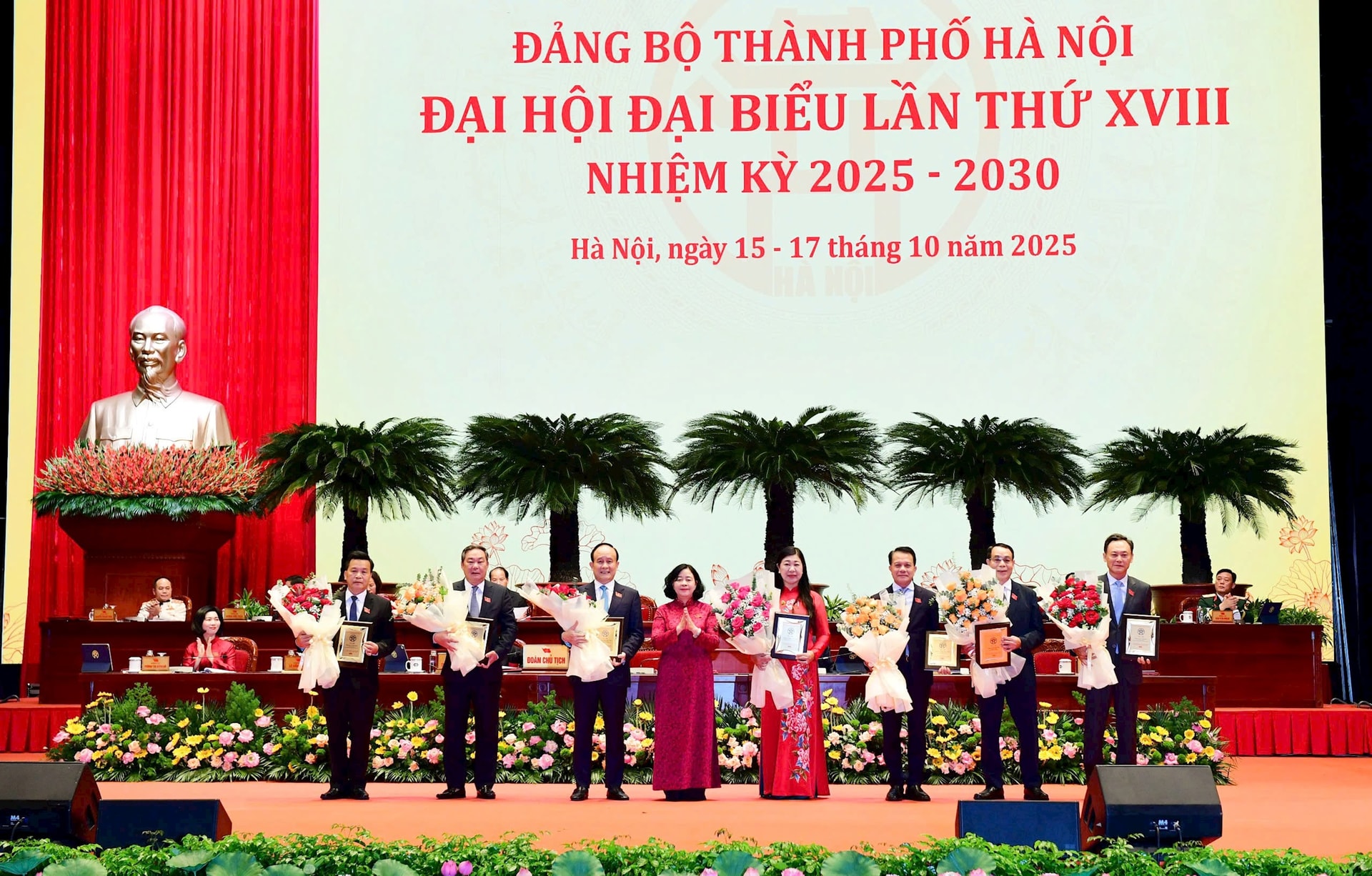 Bế mạc Đại hội đại biểu Đảng bộ thành phố Hà Nội khóa XVIII, nhiệm kỳ 2025-2030- Ảnh 3.