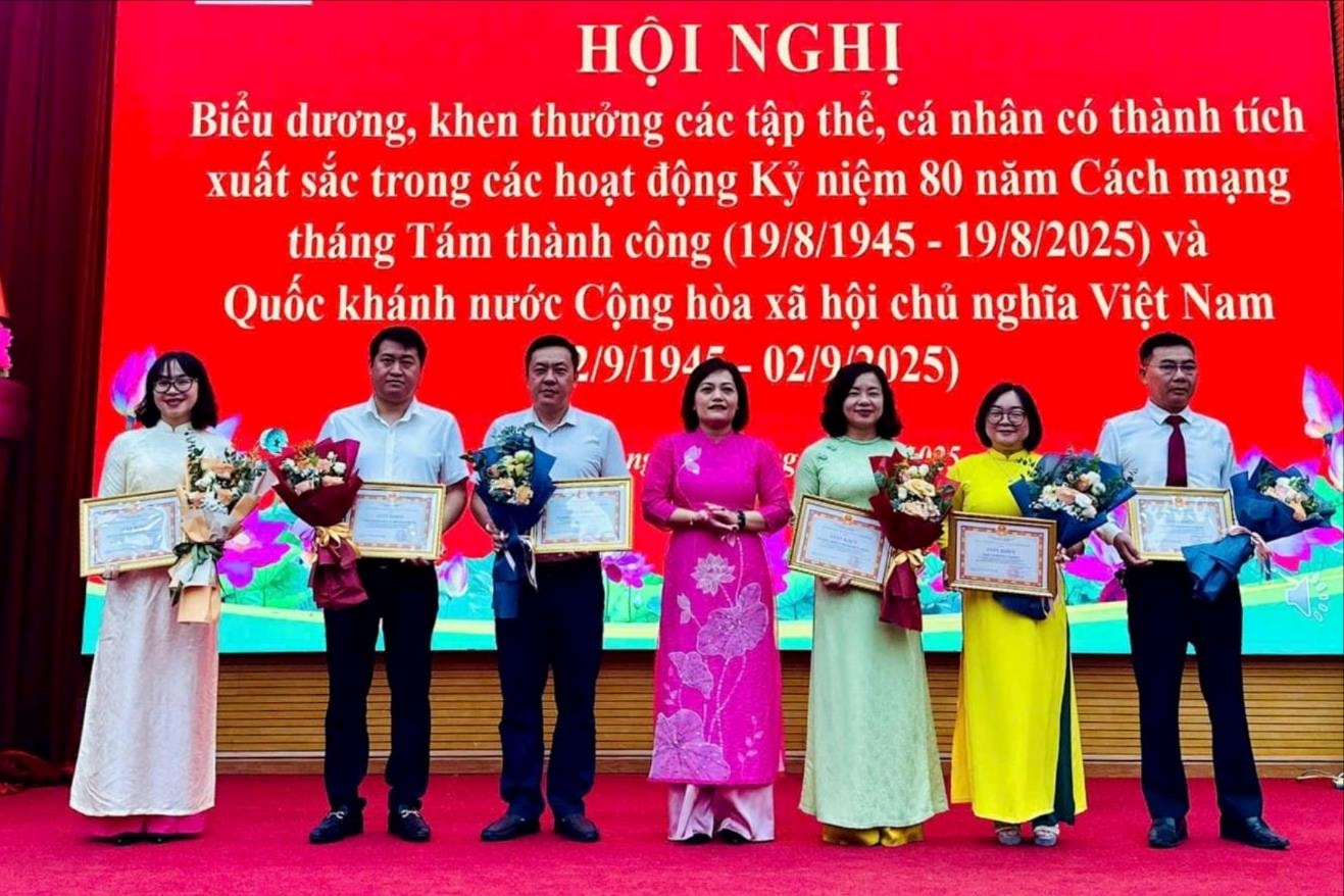 Phường Ô Chợ Dừa biểu dương các tập thể, cá nhân có thành tích trong hoạt động kỷ niệm A80- Ảnh 1.