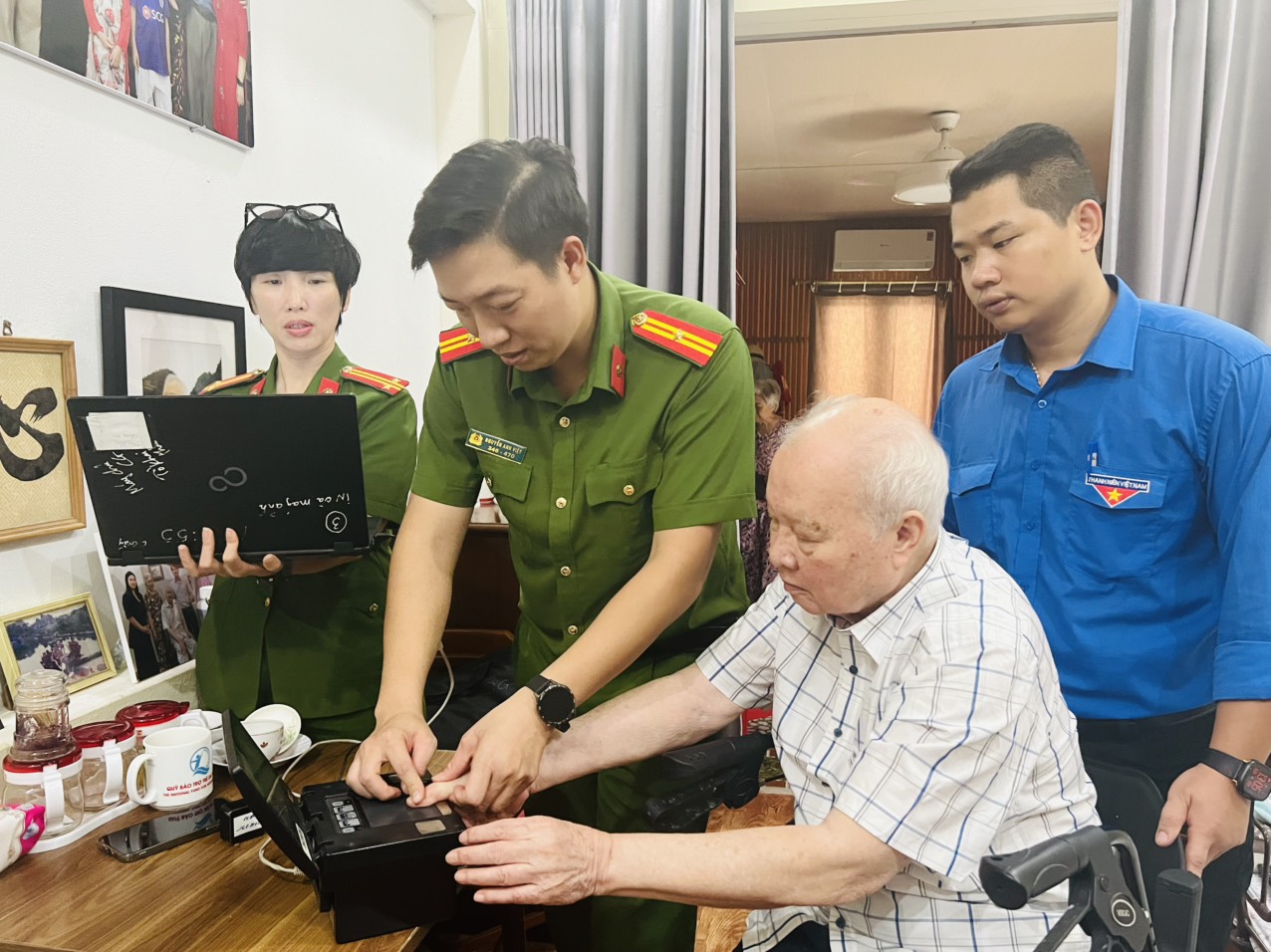 công an hỗ trợ công dân tại nhà