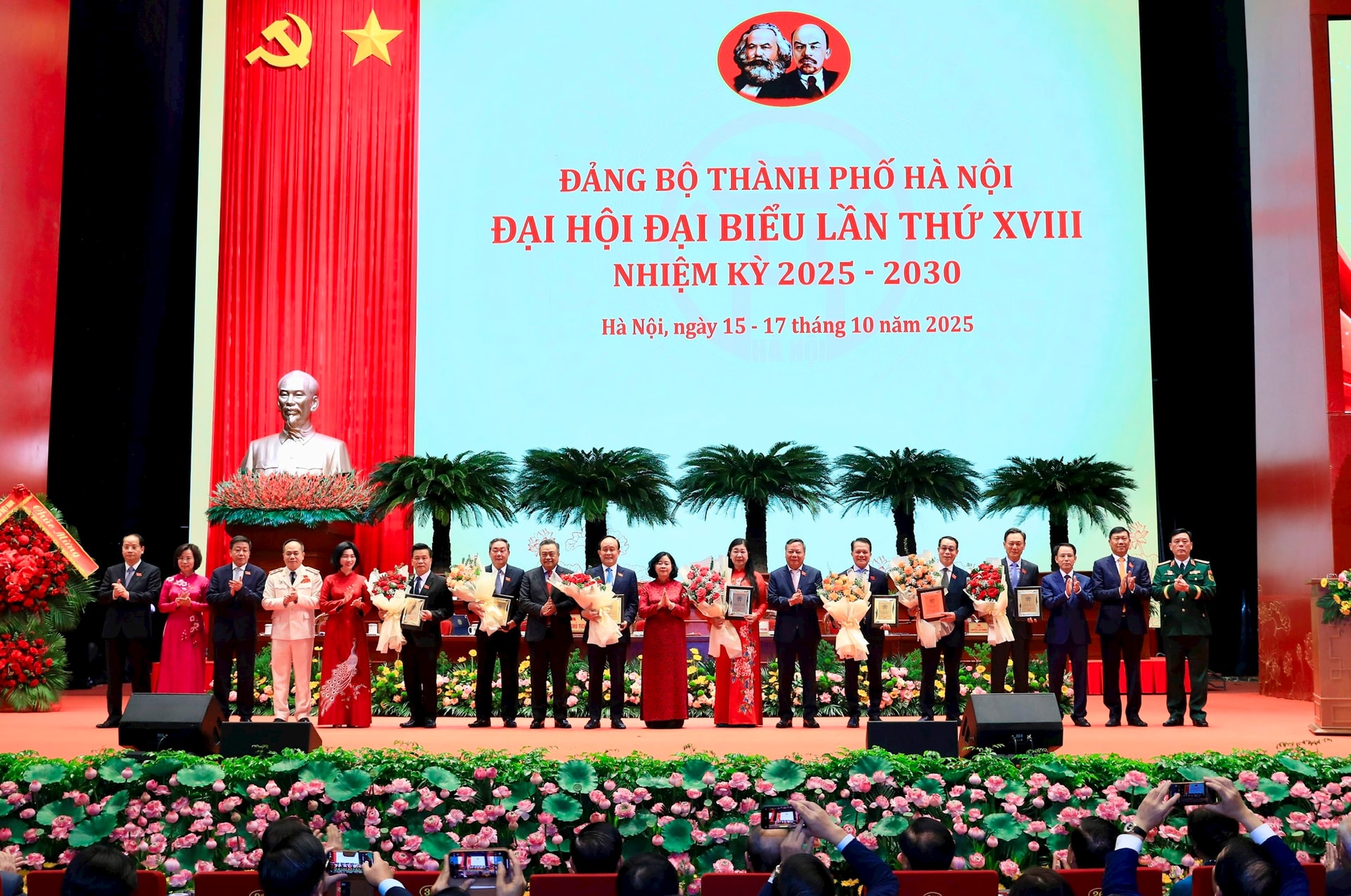 Bế mạc Đại hội đại biểu Đảng bộ thành phố Hà Nội khóa XVIII, nhiệm kỳ 2025-2030- Ảnh 4.