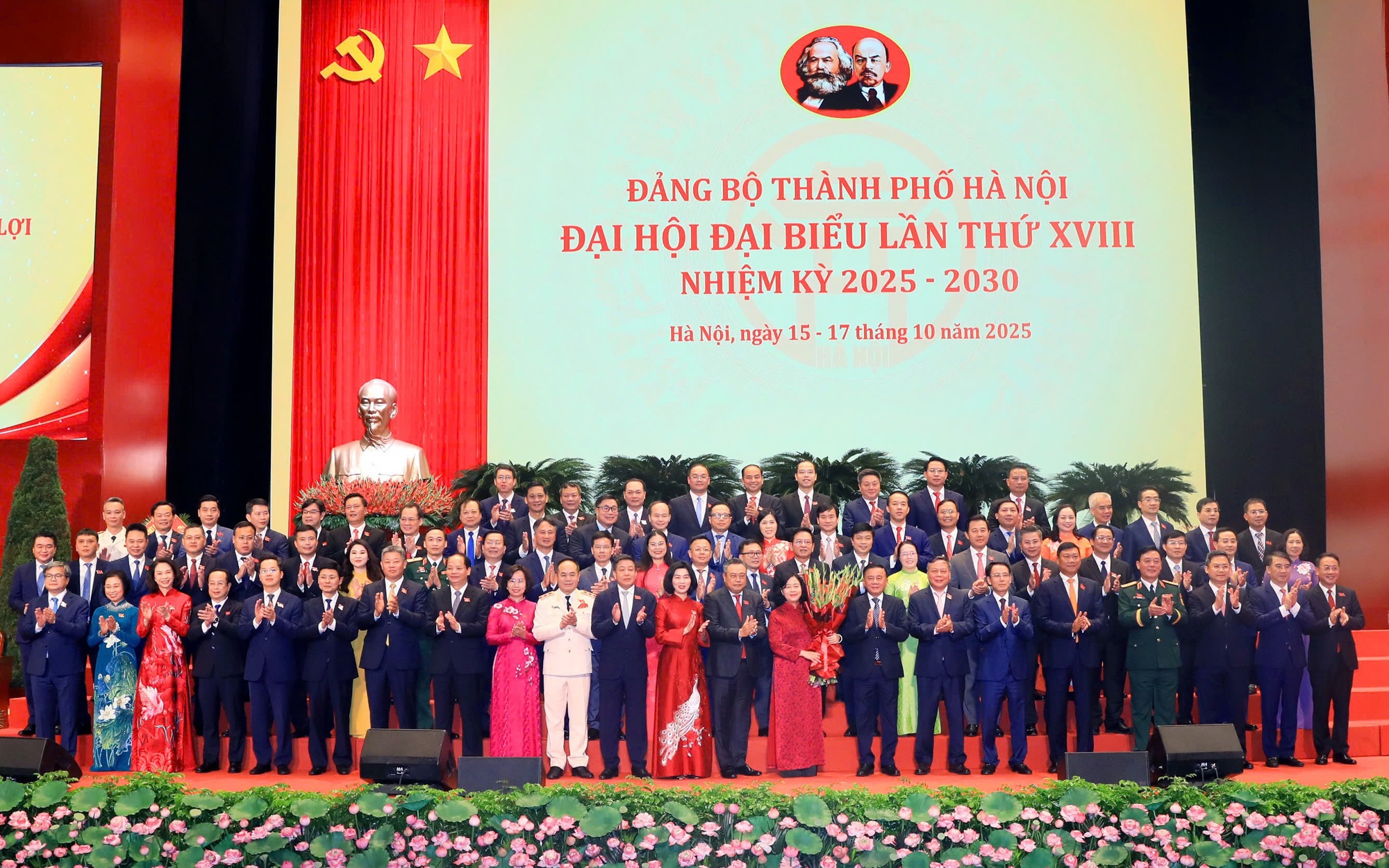 Thường trực Ban Bí thư Trần Cẩm Tú tặng hoa chúc mừng Ban Chấp hành Đảng bộ thành phố Hà Nội