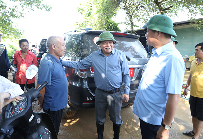 Hanoi leaders inspect flood response along Cau River- Ảnh 1.
